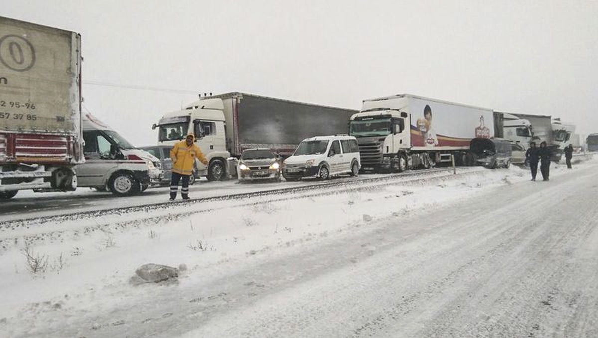 Tır Kazaları Nedeniyle Kapanan Yollar Trafiğe Açıldı
