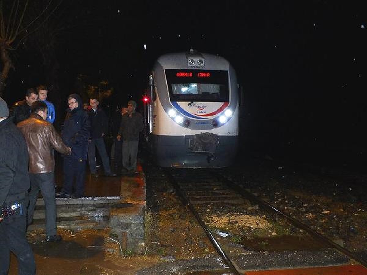 Tren, Hemzemin Geçitte Otomobile Çarptı: 1 Yaralı