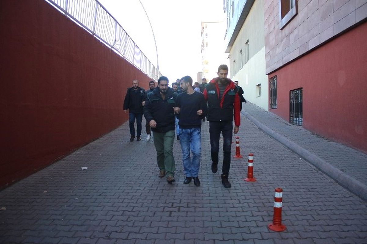 Uyuşturucu Operasyonunda Gözaltına Alınan 5 Kişi Adliyeye Sevk Edildi