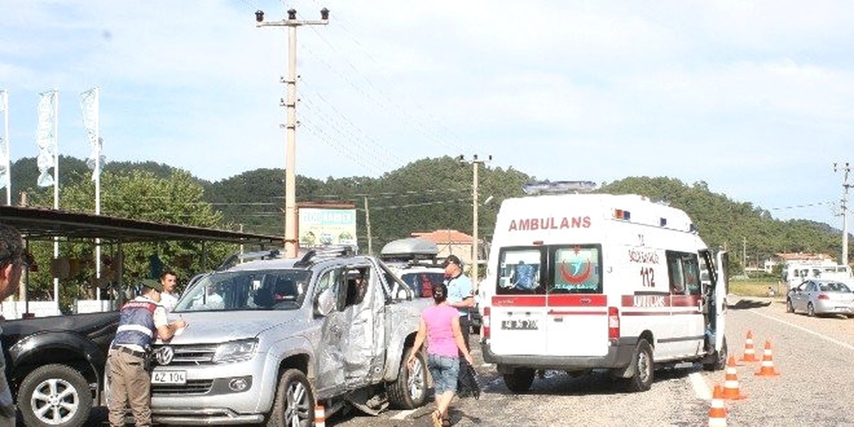 Yaralı Taşıyan Ambulansla Kamyonet Çarpıştı: 4 Yaralı