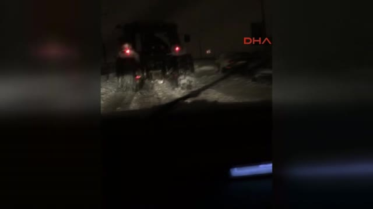 Yolda Kalan Sürücünün Imdadına Traktör Yetişti