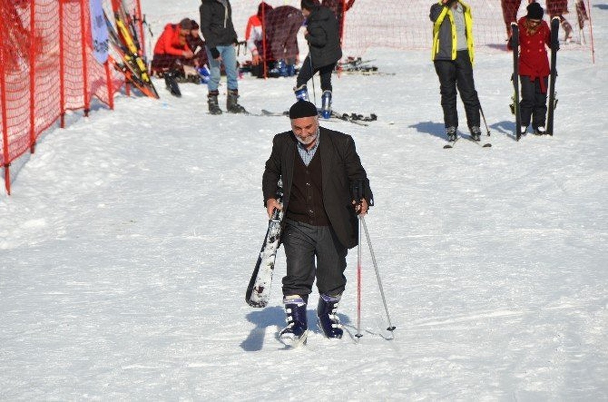 76 Yaşında Kayakta Gençlere Taş Çıkarttı