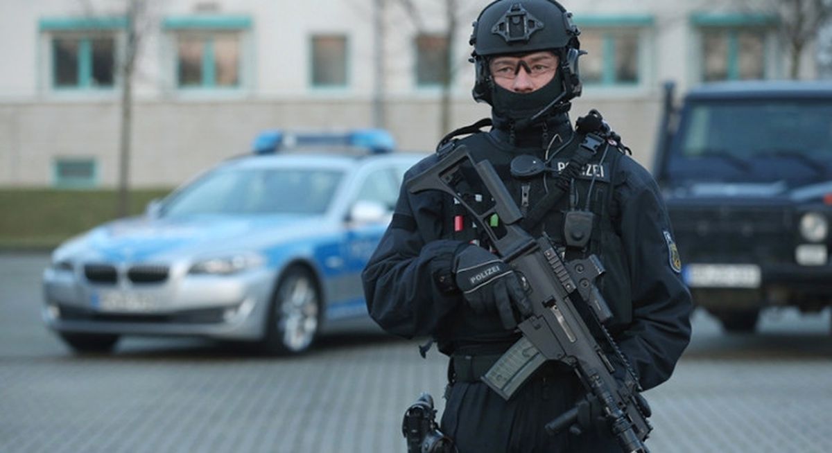 Alman Polisi Karakolda Bıçaklı Bir Saldırganı Etkisiz Hale Getirdi