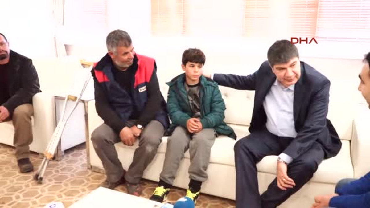 Antalya Suriye\'de Bombayla Bacağını Kaybeden Ali, Antalya\'da Futbolcu Olacak