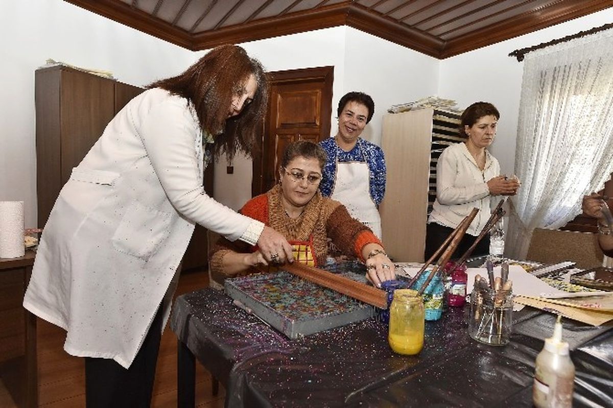 Belmek\'lerde Ebru Kursları Büyük İlgi Görüyor