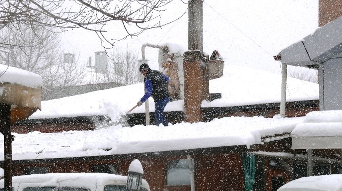 Bilecik\'te Çatılarda Biriken Karlar Tehlike Arz Ediyor
