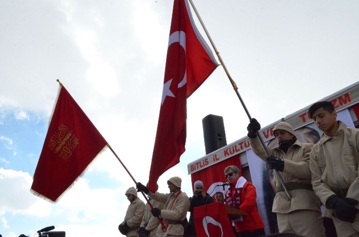 Bitlis\'te Sarıkamış Şehitleri Anısına Yürüyüş ve Bayraklı Gösteri Düzenlendi