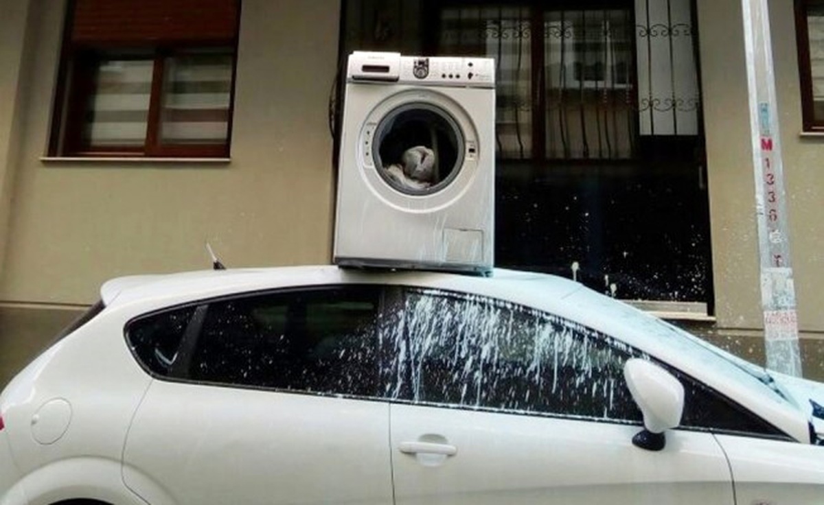Çamaşır Makinesini Otomobilin Üzerine Attı