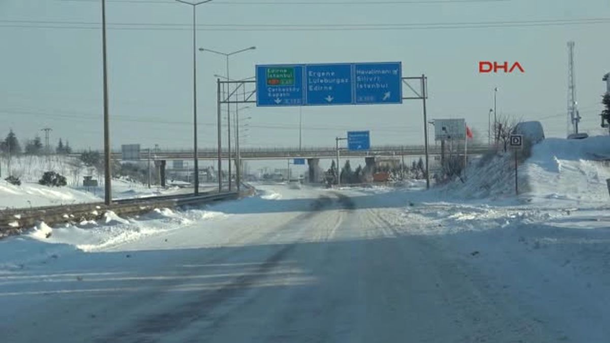 Çorlu\'da Kar Durdu, Buzları Itfaiye Temizledi