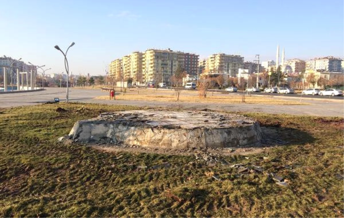 Dbp\'li Belediyenin Diktiği \'Roboski Anıtı\' Kayyum Kaldırıldı