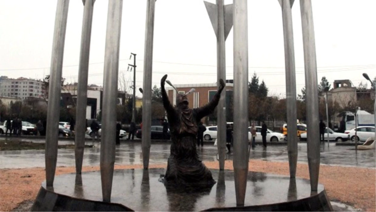 DBP\'li Belediyenin Diktiği \'Roboski Anıtı\' Kayyum Kaldırıldı