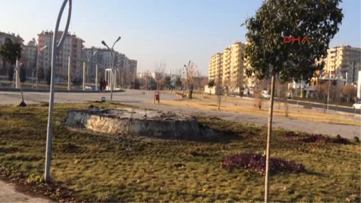 Diyarbakır\'da \'Roboski Anıtı\' ve Insan Başlı Aslan Heykelleri Kaldırıldı