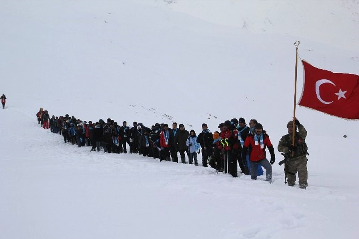 Hakkari\'de Sarıkamış Şehitlerini Anma Yürüyüşü Düzenlendi