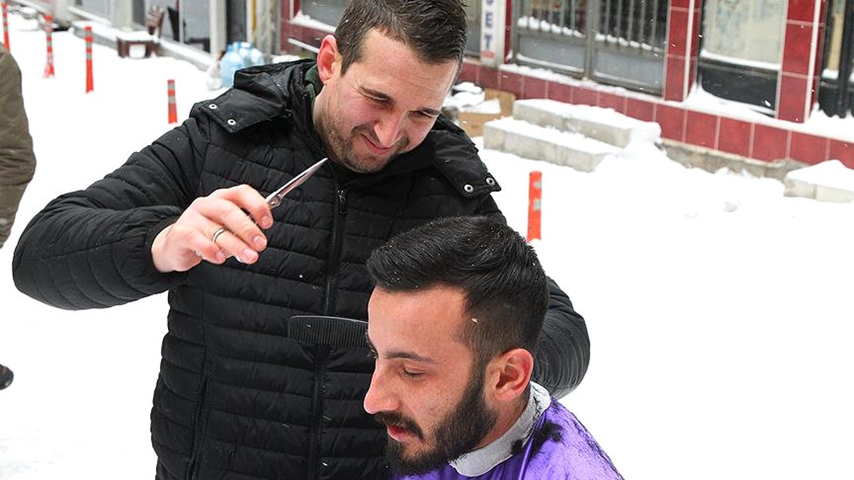 Hararetli Berber"Den Kar Yağışı Altında Tıraş