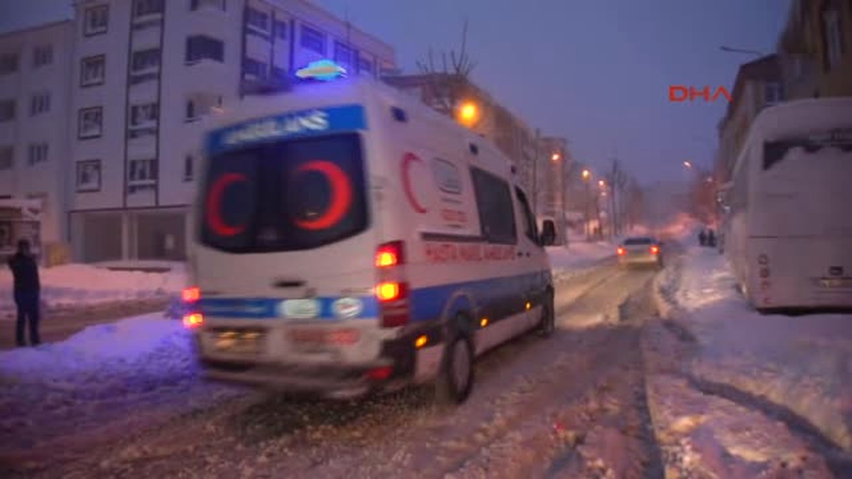 Hasta Bebek Karla Kapanan Yoldan Iş Makinesi Eşliğinde Hastaneye Götürüldü