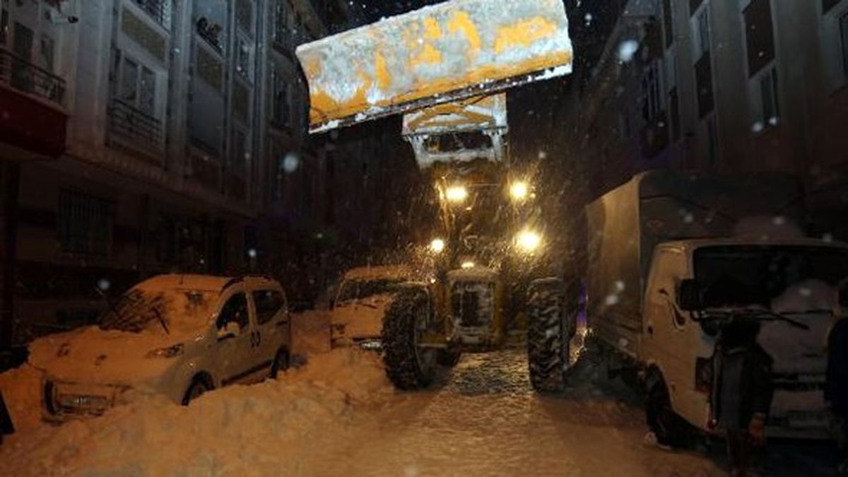 Hasta Bebek Karla Kapanan Yoldan İş Makinesi Eşliğinde Hastaneye Götürüldü