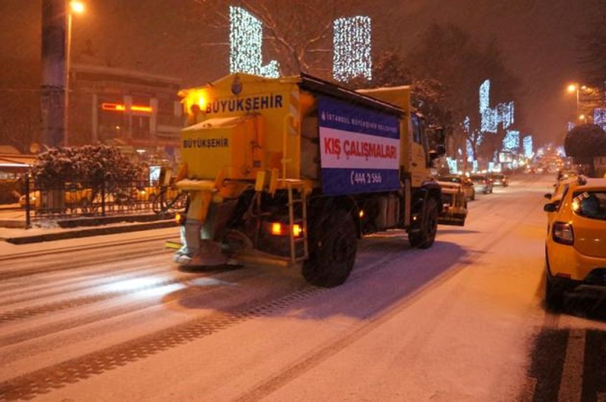 İstanbul\'da Kar Çalışmaları Devam Ediyor