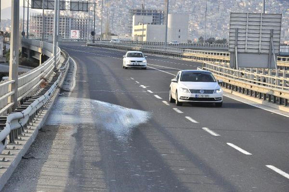 İzmir\'de Gece Boyunca Yollar Tuzlanarak Önlem Alındı
