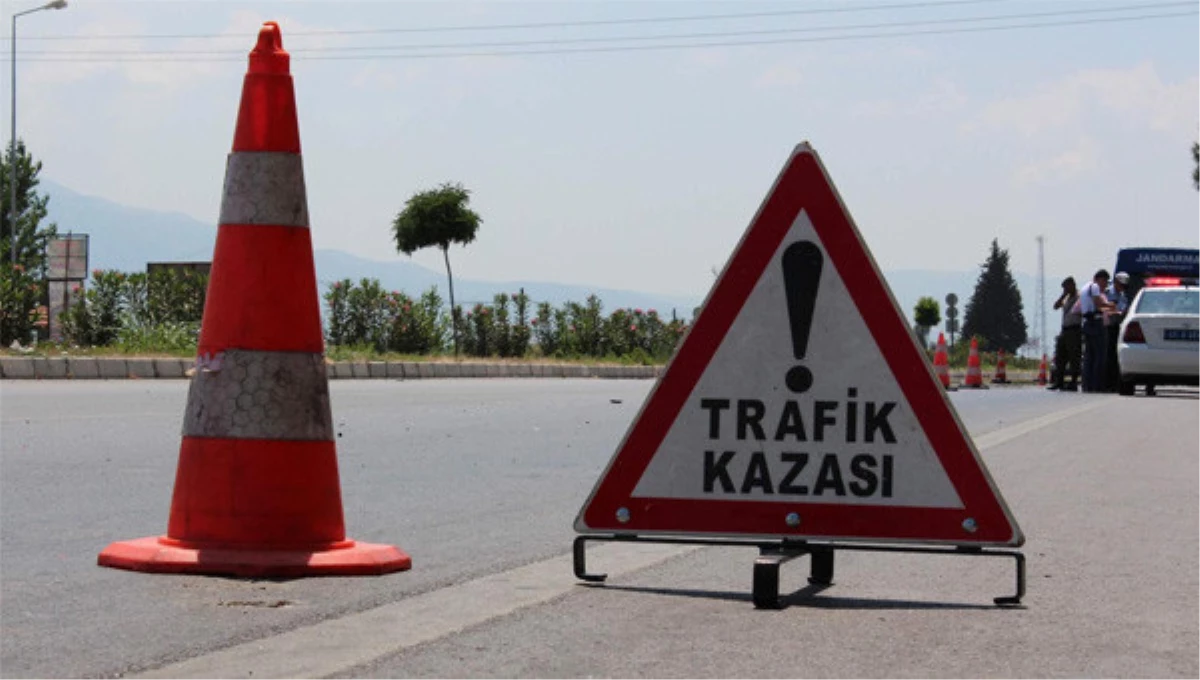 İzmir\'de Trafik Kazası: 2 Yaralı