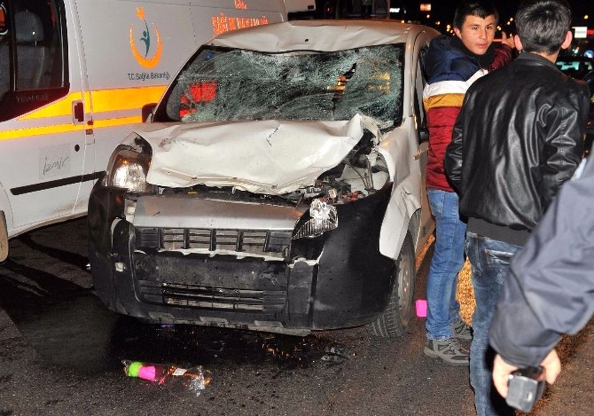 İzmir\'de Trafik Kazası: 2 Yaralı