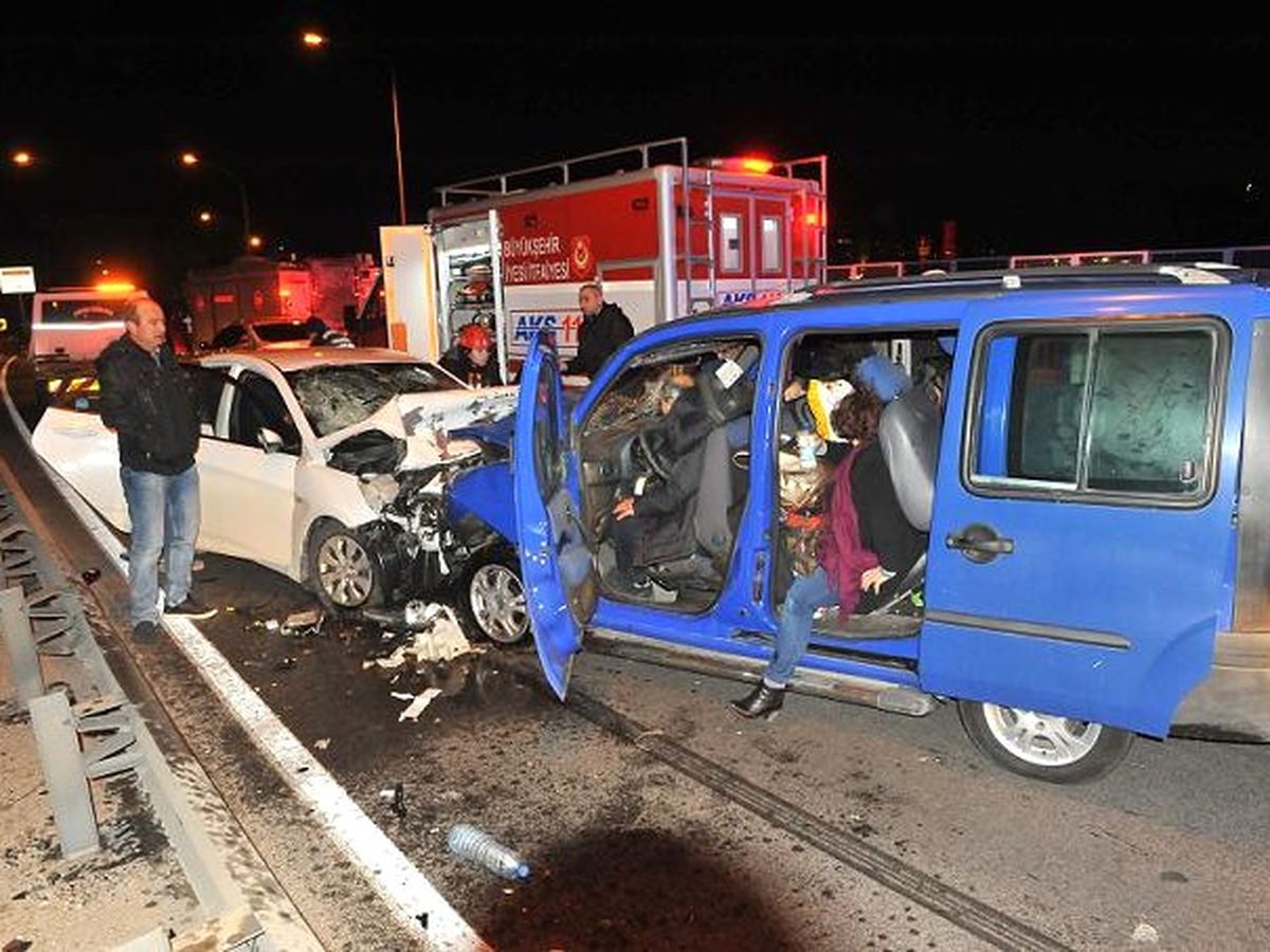 İzmir\'de Trafik Kazası: 4 Yaralı