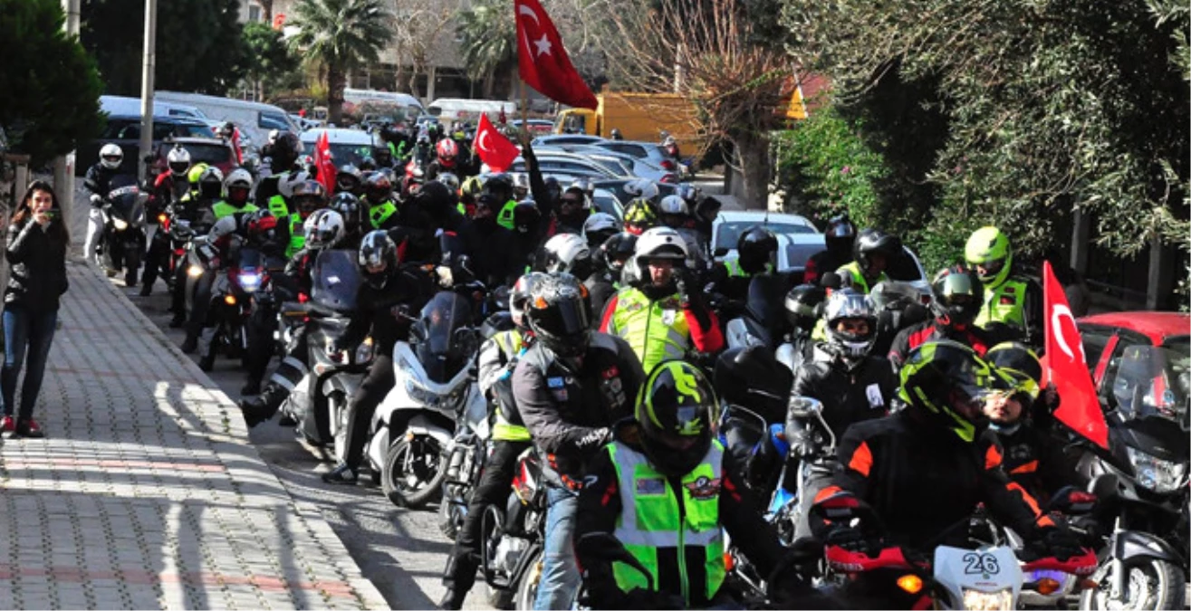 İzmirli Motorcular, Adliye Önünde Şehit Polis Fethi Sekin\'i Andı