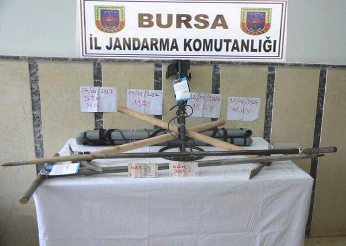 İznik\'te Kar Altında İzinsiz Kazı Yaparken Suçüstü Yakalandılar