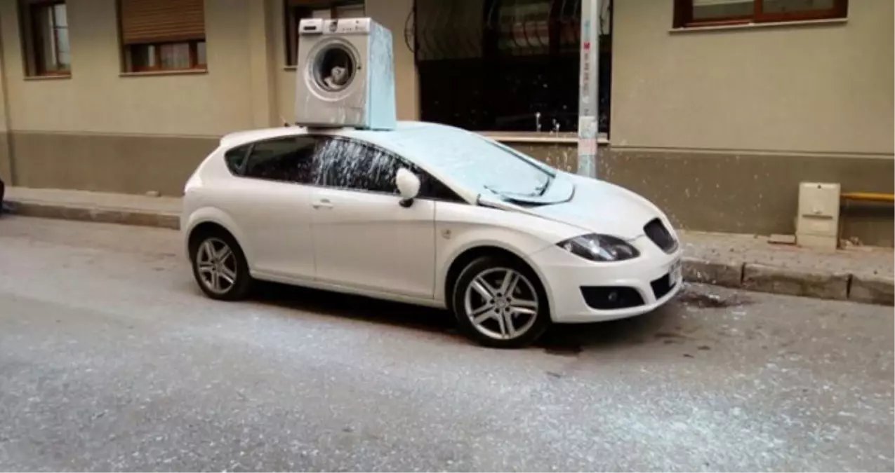 Kapısına Park Eden Araca Kızdı, Önce Boya Döktü, Sonra Çamaşır Makinesi Attı