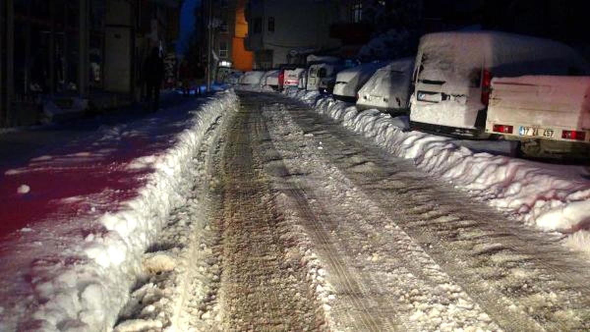 Kar Yağışı Biga\'da Hayatı Olumsuz Etkiliyor