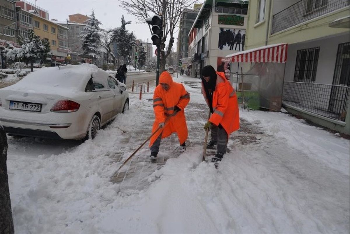 Karla Mücadele Çalışmaları ile Kaldırım ve Yollar Temizlendi
