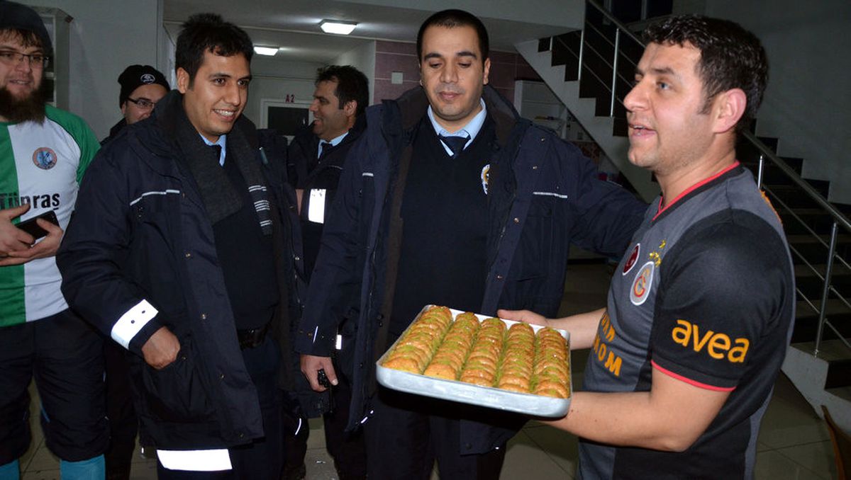 Kavga İhbarı Üzerine Gelen Polisler Tatlıyla Karşılandı