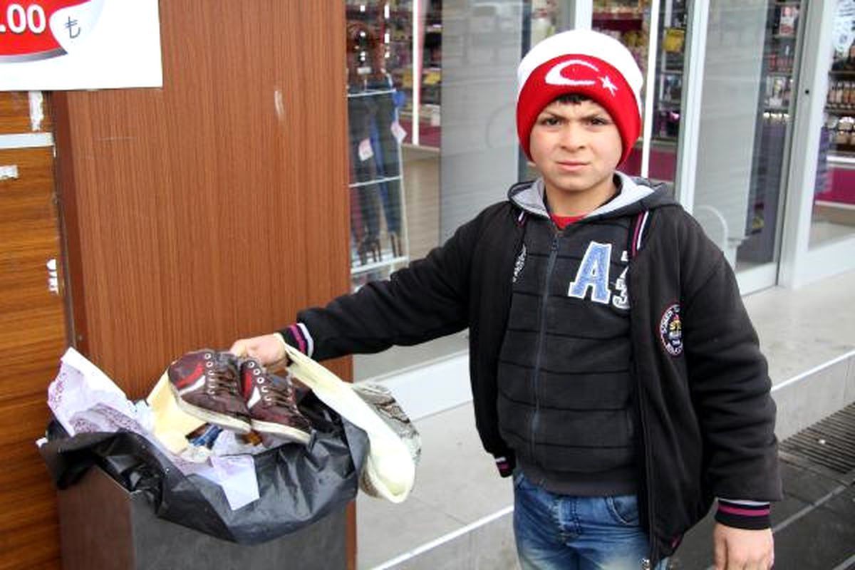 Kayseri'de Polisten, Ayağı Üşüyen Suriyeli Çocuğa Sıcacık Hediye