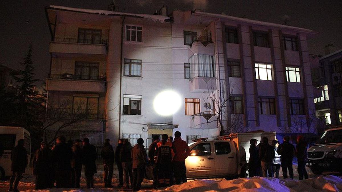 Konya\'da Sarsıntı Oluşan Apartman Boşaltıldı