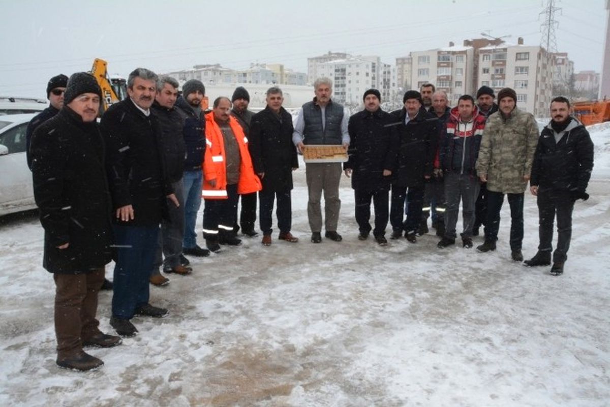 Körfez\'de Ekipler Kar Nedeniyle Hem Yolları Açtı Hem de İnsanların Yardımına Koştu