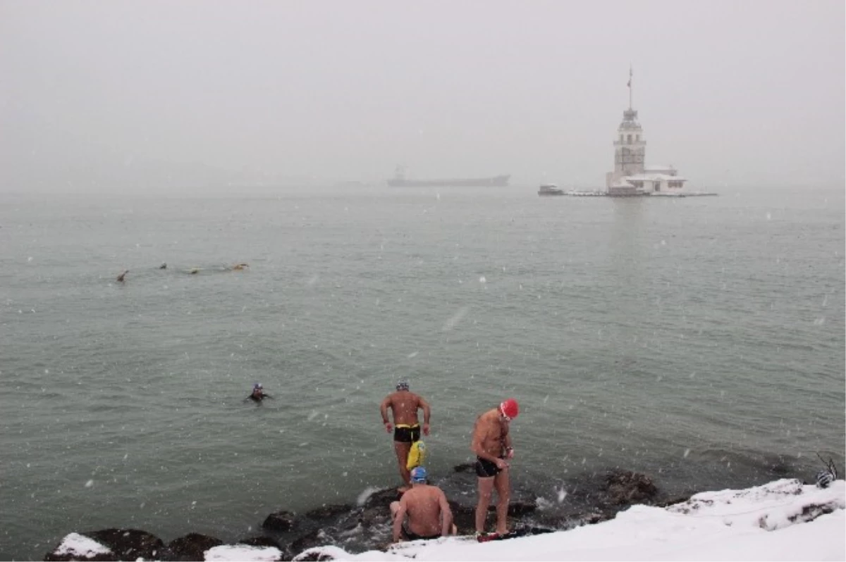 Manş Denizi\'ndeki Yarışlara Hazırlanan Yüzücüler Kar Altında Denize Girdi