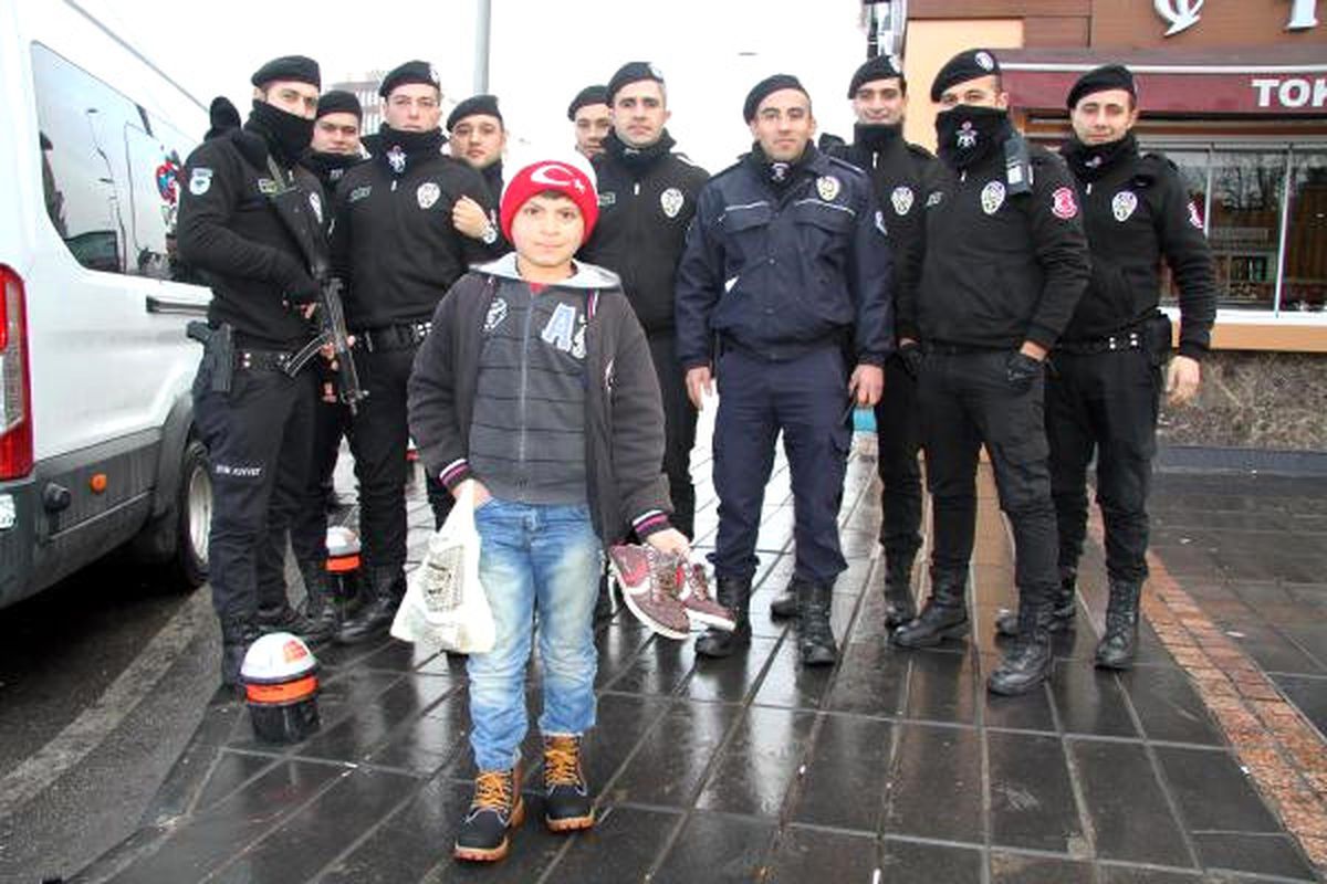Polisten, Ayağı Üşüyen Suriyeli Çocuğa Sıcak Hediye