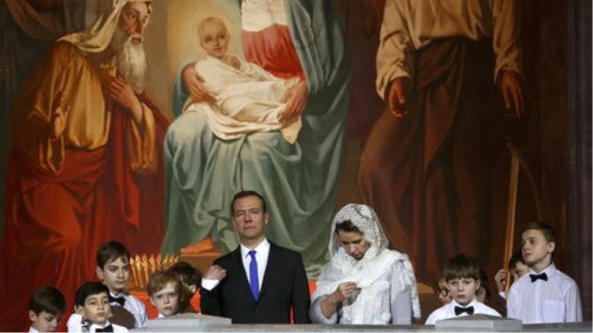Rusya\'daki Noel Ayinlerine Putin ve Medvedev de Katıldı