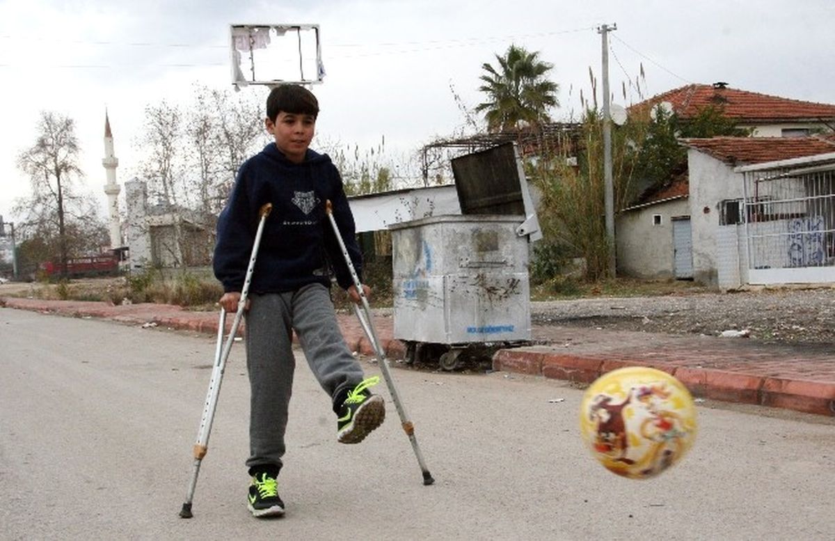 Suriye\'de Bacağını Kaybeden 12 Yaşındaki Ali Futbolcu Olacak