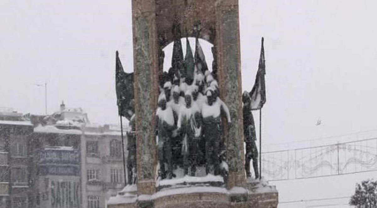 Taksim\'de \'Kar\' Selfiesi