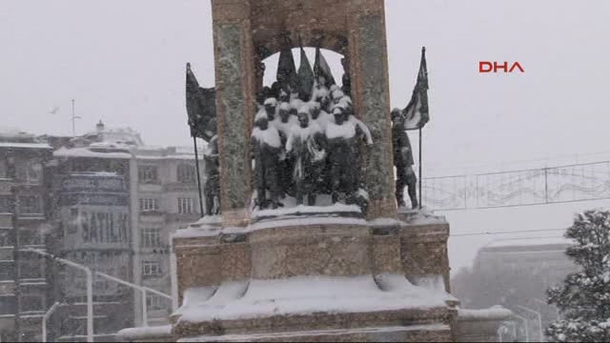 Taksim\'de \'Kar\' Selfiesi...
