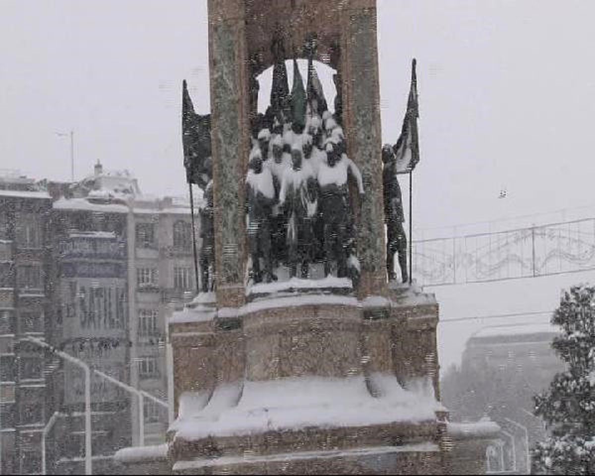 Taksim\'de "Kar" Selfiesi