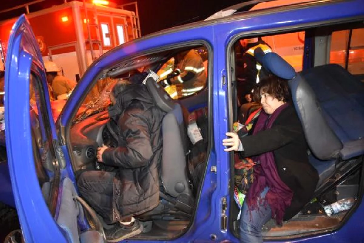 Ters Şeride Giren Otomobille Hafif Ticari Araç Çarpıştı: 4 Yaralı