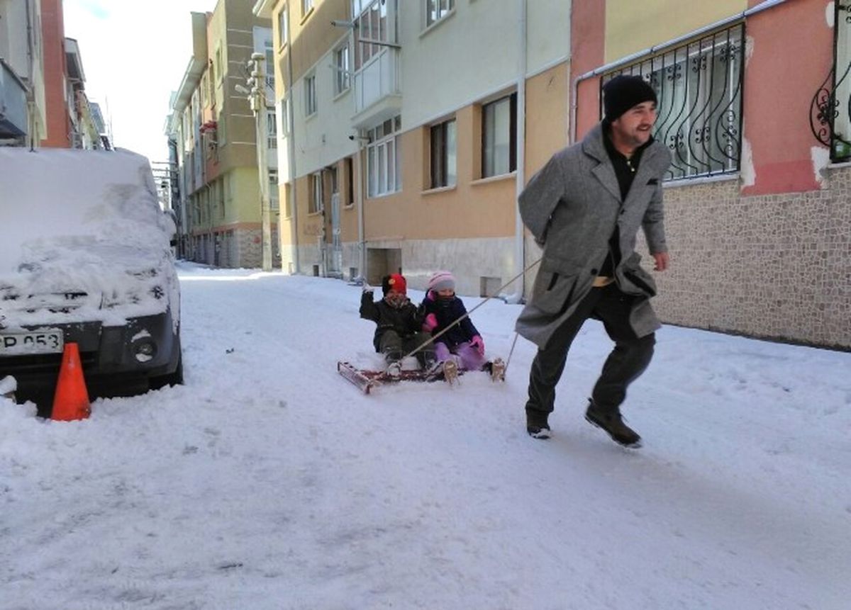 Torunlarını Arabasının Bagaj Kapağından Yaptığı Kızakla Gezdirdi