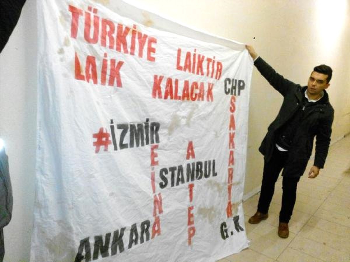 Türkiye Laiktir, Laik Kalacak\' Pankartı Açan 3 Genç Tartaklandı