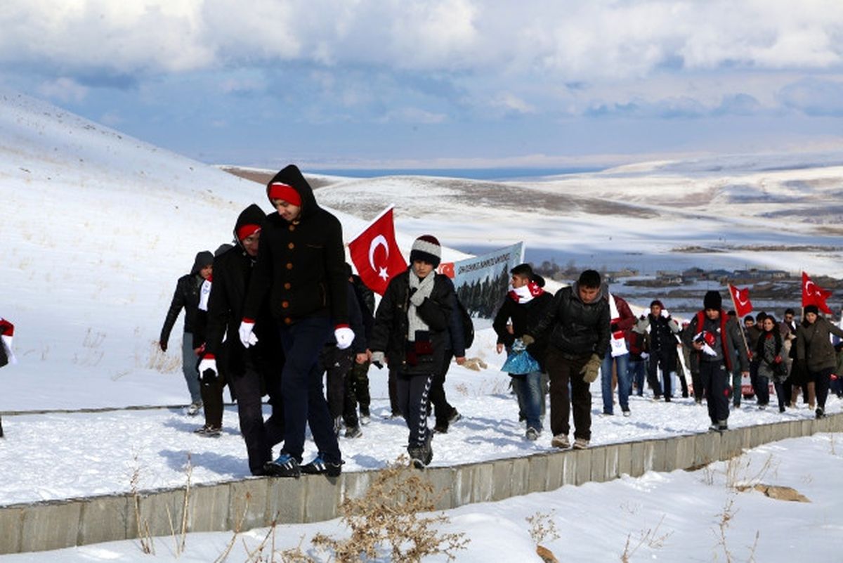 Türkiye Şehitleriyle Yürüyor"