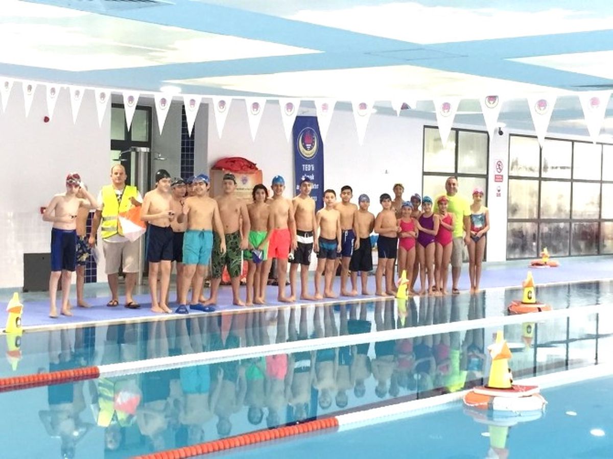 Adana\'da Havuzda Oryantiring Yarışması