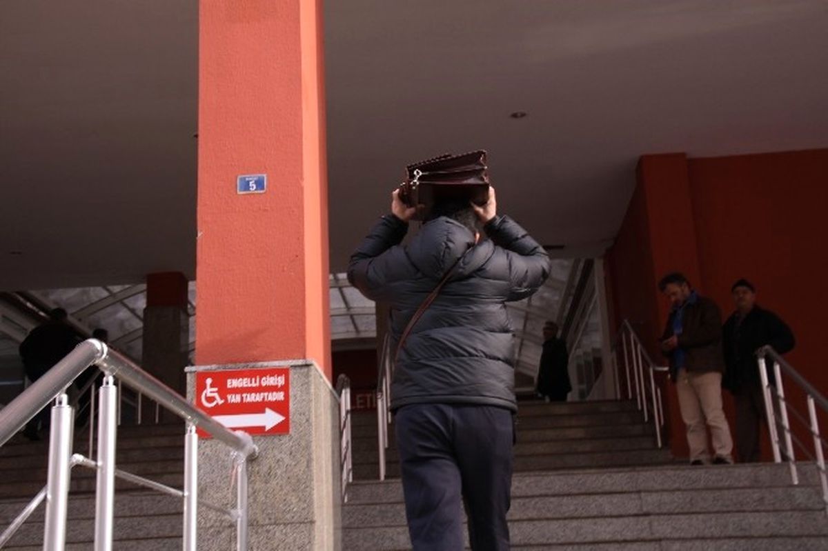 Kocaeli\'de Adliyenin Çatısındaki Buz Sarkıtları Vatandaşları Korkuttu