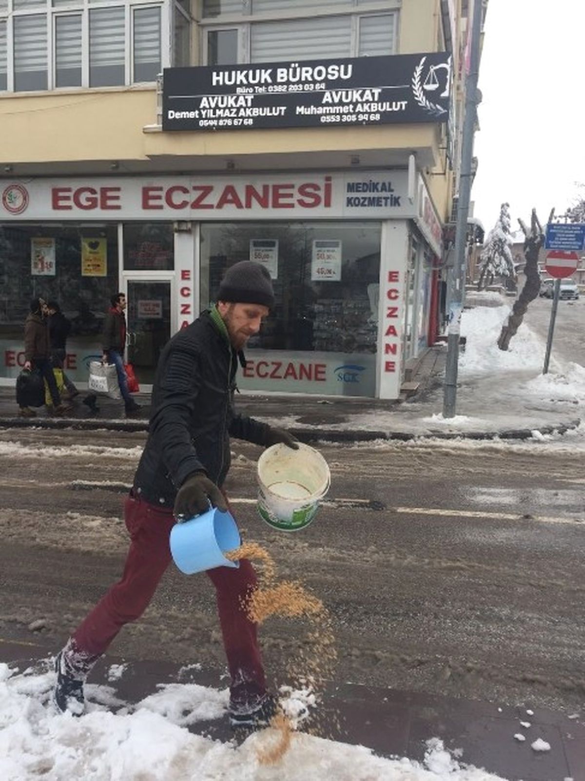 Aksaray Belediyesi Kuşlar İçin Yem Bıraktı