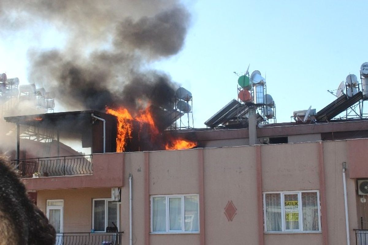 Antalya\'da Korkutan Teras Yangını