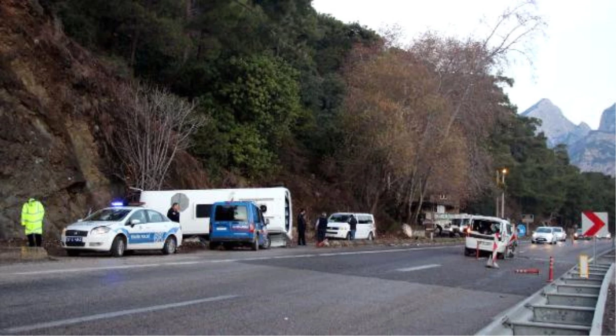 Antalya\'da Otel Servisi Kaza Yaptı: 16 Yaralı